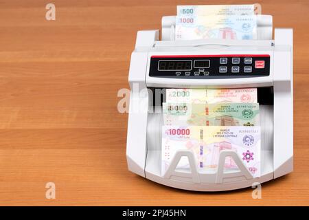 Geld aus den zentralafrikanischen Staaten - Francs in der Zählmaschine Stockfoto