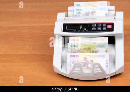 Geld aus den zentralafrikanischen Staaten - Francs in der Zählmaschine Stockfoto