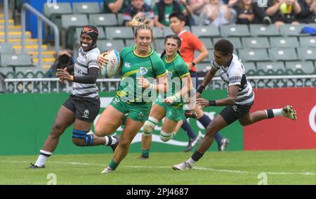 Hongkong, China. 31. März 2023. Irelands Stacey Flood gewinnt einen Versuch im Irland gegen Fidschi Frauen-Rugby 7s Hong Kong. Ihr wird von Teamkollege Ames Leigh Murphy Crowe gratuliert. Kredit: Jayne Russell/Alamy Live News Stockfoto