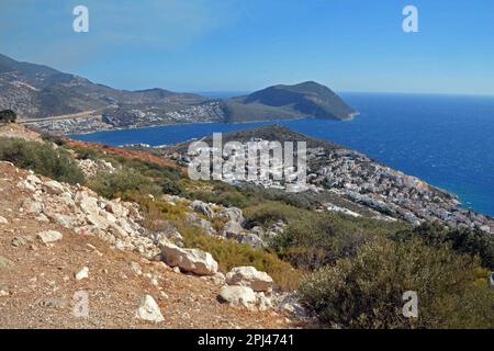Türkei, Antalya, Lycia: Blick auf einen Teil von Kalkan mit seinem Vorgewende, von der Klippe aus. Stockfoto