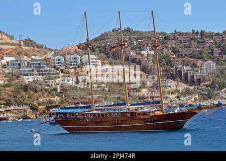 Türkei, Antalya, Lycia, Kalkan: Das türkische Segelschiff 'Bahriyeli C' ankerte vor Kalkan, die Hafenanlegestelle ist nicht verfügbar. Stockfoto
