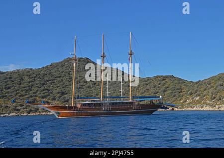 Türkei, Antalya, Lycia, Kas: Türkisches Segelschiff „Bahriyel C“, das für die Nacht in einer Bucht neben Kas vor Anker liegt. Stockfoto