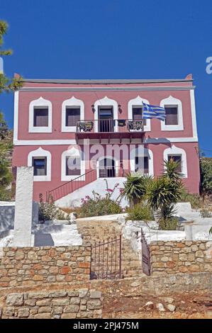 Griechenland, Insel Kastellorizo, Megisti: Neu restaurierte, begehrenswerte Residenz unter der griechischen Flagge vom Balkon aus. Stockfoto