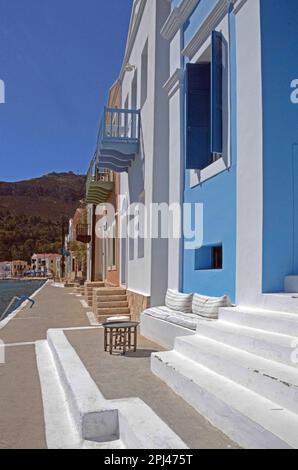 Griechenland, Insel Kastellorizo, Megisti: Neu restaurierte Fassaden am Kai. Stockfoto