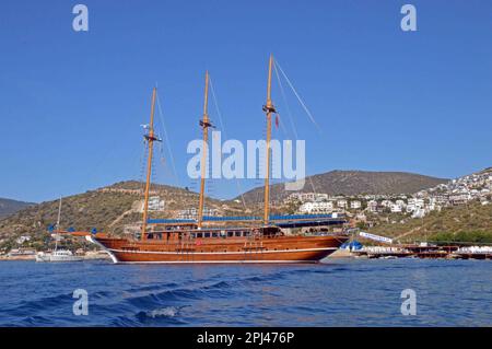 Türkei, Antalya, Lycia, Kalkan: Das türkische Segelschiff 'Bahriyeli C' ankerte vor Kalkan, die Hafenanlegestelle ist nicht verfügbar. Stockfoto