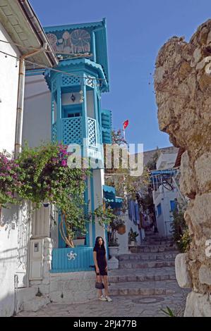 Türkei, Mugla, Marmaris: Straße in der Altstadt mit typisch türkisch umschlossenen Holzbalkonen und Bougainvillea. Stockfoto