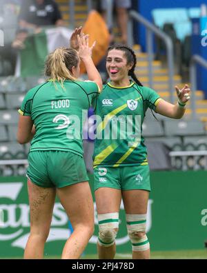 Hongkong, China. 31. März 2023. Irelands Stacey Flood gewinnt einen Versuch im Irland gegen Fidschi Frauen-Rugby 7s Hong Kong. Ihr wird von Teamkollege Ames Leigh Murphy Crowe gratuliert. Kredit: Jayne Russell/Alamy Live News Stockfoto