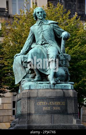 Deutschland, Sachsen-Anhalt, Magdeburg: Bronzestatue von Otto von Guericke (1802-86), Wissenschaftler, Erfinder und Politiker, deren Experimente mit Vakuum r Stockfoto