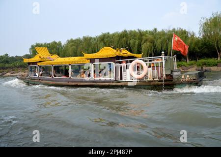 Volksrepublik China, Provinz Jiangsu, Suzhou: Besichtigungsboot auf dem Kaiserkanal. Stockfoto