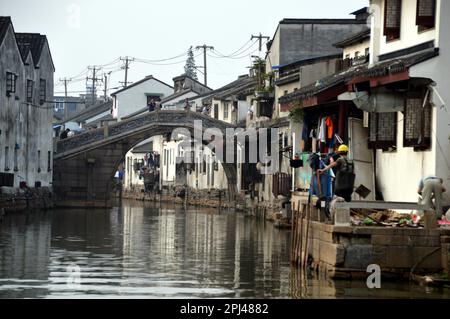 Volksrepublik China, Provinz Jiangsu, Suzhou: Eine malerische Wasserstraße am Kaiserkanal, dekoriert mit orangefarbenen Laternen. Stockfoto