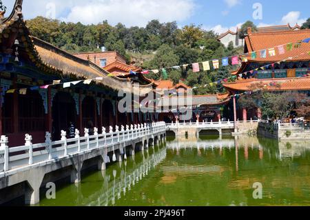 Volksrepublik China, Provinz Yunnan, Kunming: Der buddhistische Tempel Yuantong ist der größte in der Stadt und reicht über 1000 Jahre zurück. Reflexion Stockfoto