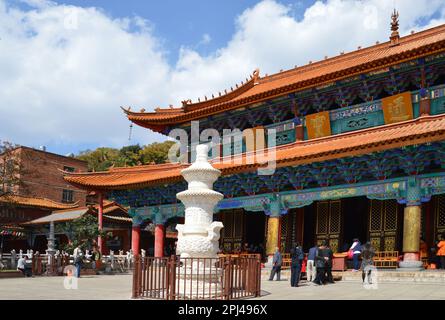 Volksrepublik China, Provinz Yunnan, Kunming: Der buddhistische Tempel Yuantong ist der größte in der Stadt und reicht über 1000 Jahre zurück. Die Farbe Stockfoto