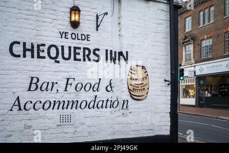 Der Name des Pubs „Ye Olde Chequers Inn“, handgemalt auf der Seite des Gebäudes in Tonbridge, Kent, Großbritannien. Stockfoto