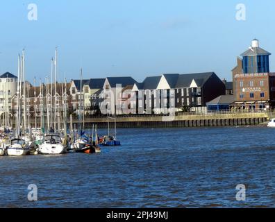 England, Sussex, Littlehampton: Uferpromenade an der Flussmündung des Arun mit Yachtverankerungen. Stockfoto