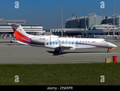 Deutschland, Bayern, München, Franz Josef Strauss Airport: VT-AML (c/n 14501144) Embraer EMB-135BJ Legacy 600 von Karnavati Aviation. Stockfoto