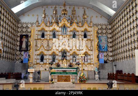 Die Philippinen, Samar Island, Calbayog: Der beeindruckende Altar der katholischen Kathedrale St. Peter und Paul. Stockfoto