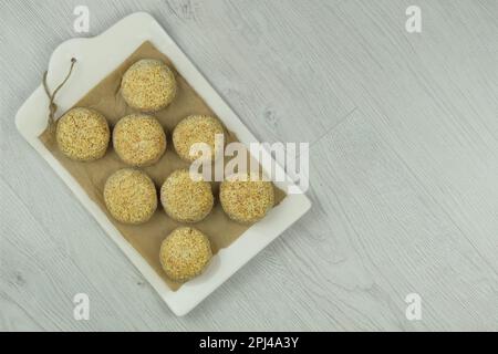 Gefrorene Schnitzel. Zubereitungen aus hausgemachter Nahrung. Bereit zum Kochen. Draufsicht. Stockfoto