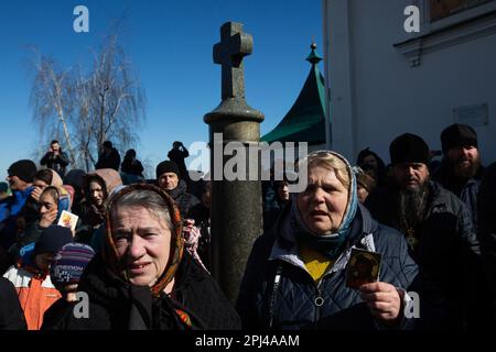 Kiew, Ukraine. 30. März 2023. Gemeindemitglieder des Moskauer Patriarchats der ukrainisch-orthodoxen Kirche beten in der Nähe einer der Kirchen des Klosters Kiew-Pechersk Lavra und protestieren gegen die Übertragung des Klosters an den Staat. Die ukrainischen Behörden verlangen, dass moskauisch-orthodoxe Priester das Gebiet des Klosters Kiew-Pechersk Lavra bis Ende März 2023 verlassen. (Foto: James McGill/SOPA Images/Sipa USA) Guthaben: SIPA USA/Alamy Live News Stockfoto