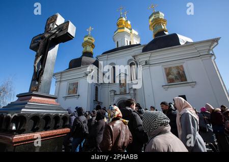 Kiew, Ukraine. 30. März 2023. Gemeindemitglieder des Moskauer Patriarchats der ukrainisch-orthodoxen Kirche beten in der Nähe einer der Kirchen des Klosters Kiew-Pechersk Lavra und protestieren gegen die Übertragung des Klosters an den Staat. Die ukrainischen Behörden verlangen, dass moskauisch-orthodoxe Priester das Gebiet des Klosters Kiew-Pechersk Lavra bis Ende März 2023 verlassen. (Foto: James McGill/SOPA Images/Sipa USA) Guthaben: SIPA USA/Alamy Live News Stockfoto