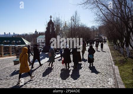 Kiew, Ukraine. 30. März 2023. Gläubige des Moskauer Patriarchats der ukrainisch-orthodoxen Kirche versammeln sich, um gegen die Überführung des Klosters Kiew-Pechersk Lavra in Kiew in den Staat zu protestieren. Die ukrainischen Behörden verlangen, dass moskauisch-orthodoxe Priester das Gebiet des Klosters Kiew-Pechersk Lavra bis Ende März 2023 verlassen. (Foto: James McGill/SOPA Images/Sipa USA) Guthaben: SIPA USA/Alamy Live News Stockfoto