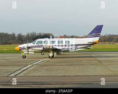 England, Sussex, Shoreham Flughafen: G-VIPP Piper PA.31-350 Navajo Chieftain (c/n 7952244) of Capital Aviation. Stockfoto