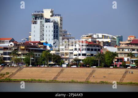 Kambodscha, Phnom Penh: Blick auf das Ufer und das Grand Waterfront Hotel auf der anderen Seite des Tonle SAP River, von Koh Dach (Insel Mekong). Stockfoto