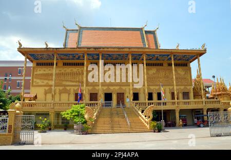 Kambodscha, Phnom Penh: Fassade des buddhistischen Goldenen Tempels auf Koh Dach (Insel Mekong). Stockfoto