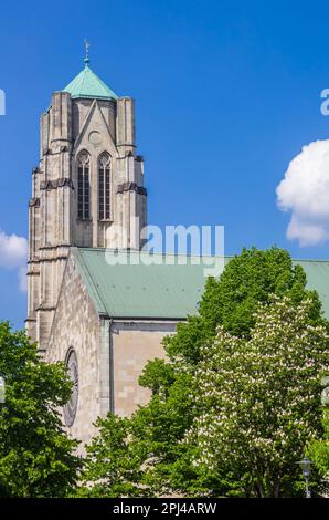 Turm des historischen St. Gertrud-Kirche im Zentrum von Essen Stockfoto
