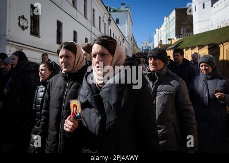 Kiew, Ukraine. 30. März 2023. Gläubige des Moskauer Patriarchats der ukrainisch-orthodoxen Kirche versammeln sich, um gegen die Überführung des Klosters Kiew-Pechersk Lavra in Kiew in den Staat zu protestieren. Die ukrainischen Behörden verlangen, dass moskauisch-orthodoxe Priester das Gebiet des Klosters Kiew-Pechersk Lavra bis Ende März 2023 verlassen. (Foto: James McGill/SOPA Images/Sipa USA) Guthaben: SIPA USA/Alamy Live News Stockfoto