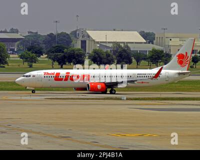 Thailand, Bangkok: HS-LTV Boeing 737-9GPER (c/n 383306) von Thai Lion Airlines am Flughafen Don Mueang. Stockfoto