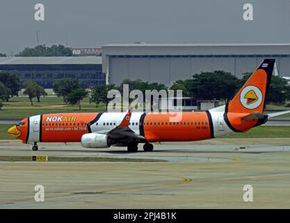 Thailand, Bangkok: HS-DBJ Boeing 737-83N (c/n 32616) von NOK Air am Flughafen Don Mueang. Stockfoto