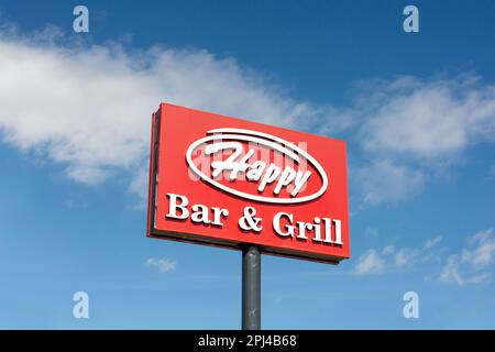 Happy Bar and Grill – rote Reklametafeln für eine der beliebtesten Restaurantketten in Sofia, Bulgarien, Osteuropa, Balkan, EU Stockfoto