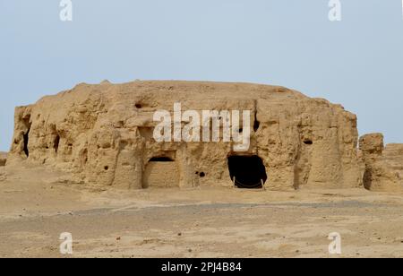 Volksrepublik China, Provinz Xinjiang, Turpan: Die zerstörte Stadt Jiaohe steht auf einem Hochplateau zwischen zwei tiefen Flusstälern. Es war ein großes O Stockfoto