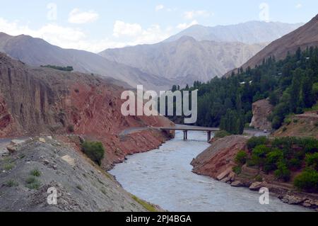 Tadschikistan, Provinz Gorno-Badakhshan: Spektakuläre Landschaften vom Pamir Highway, der sich durch unzählige Tunnel durch den Pamir Mounta schlängelt Stockfoto