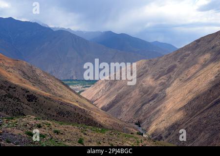 Tadschikistan, Provinz Gorno-Badakhshan: Spektakuläre Landschaften vom Pamir Highway, der sich durch unzählige Tunnel durch den Pamir Mounta schlängelt Stockfoto