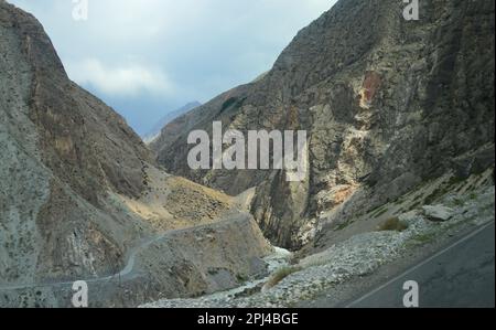 Tadschikistan, Provinz Gorno-Badakhshan: Spektakuläre Landschaften vom Pamir Highway, der sich durch unzählige Tunnel durch den Pamir Mounta schlängelt Stockfoto