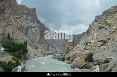 Tadschikistan, Provinz Gorno-Badakhshan: Spektakuläre Landschaften vom Pamir Highway, der sich durch unzählige Tunnel durch den Pamir Mounta schlängelt Stockfoto