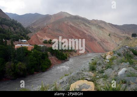 Tadschikistan, Provinz Gorno-Badakhshan: Spektakuläre Landschaften vom Pamir Highway, der sich durch unzählige Tunnel durch den Pamir Mounta schlängelt Stockfoto