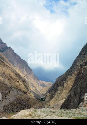 Tadschikistan, Provinz Gorno-Badakhshan: Spektakuläre Landschaften vom Pamir Highway, der sich durch unzählige Tunnel durch den Pamir Mounta schlängelt Stockfoto