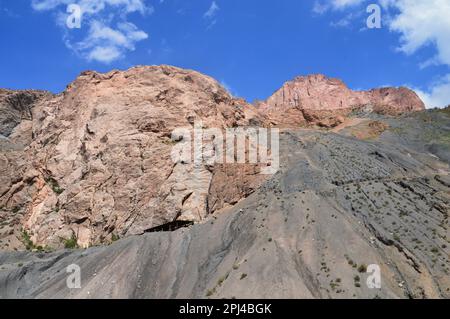 Tadschikistan, Provinz Gorno-Badakhshan: Spektakuläre Landschaften vom Pamir Highway, der sich durch unzählige Tunnel durch den Pamir Mounta schlängelt Stockfoto