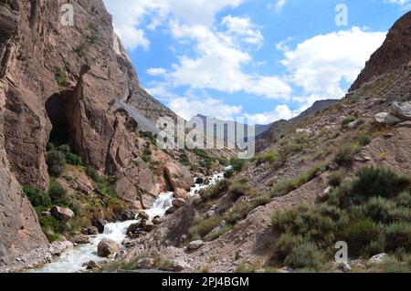 Tadschikistan, Provinz Gorno-Badakhshan: Spektakuläre Landschaften vom Pamir Highway, der sich durch unzählige Tunnel durch den Pamir Mounta schlängelt Stockfoto