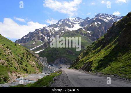 Tadschikistan, Provinz Gorno-Badakhshan: Spektakuläre Landschaften vom Pamir Highway, der sich durch unzählige Tunnel durch den Pamir Mounta schlängelt Stockfoto