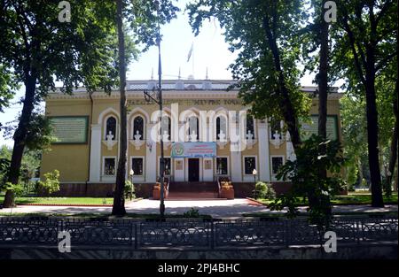 Tadschikistan, Duschanbe, Hauptstadt: Das 1933 gegründete Ferdowski National Library Building ist jetzt von der Buchungskammer der Republik T besetzt Stockfoto