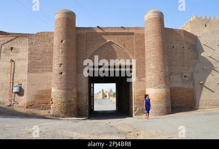 Usbekistan, Provinz Khorezm, Khiva, eine von Mauern umgebene Wüstenstadt, die zu Beginn des Jahrtausends gegründet wurde: Tor in der Ichan Kala. Stockfoto
