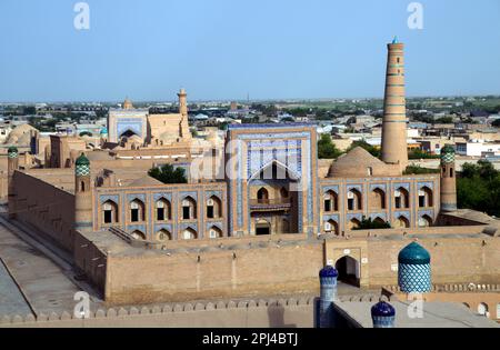 Usbekistan, Provinz Khorezm, Khiva, eine von Mauern umgebene Wüstenstadt, die zu Beginn des Jahrtausends gegründet wurde: Die Mukhamed Rakhim-kahn Medrasa mit der Stockfoto