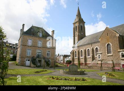 Blick auf die Kirche und das Büro des Bürgermeisters in Saint Fraimbault, Normandie, Frankreich, Europa Stockfoto