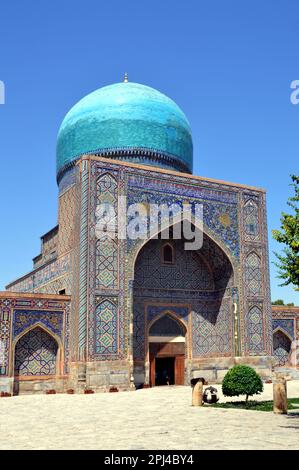 Usbekistan, Samarkand, Registan: Fassade, iwan und Kuppel der Moschee auf der Westseite des Innenhofs von Tilya-Kori (vergoldet) Madrasa, erbaut 1646- Stockfoto