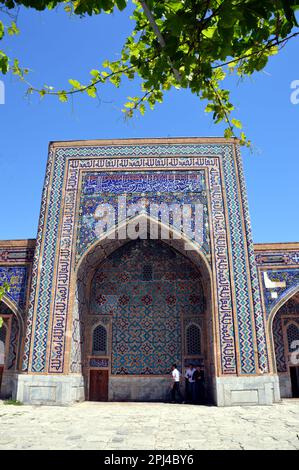 Usbekistan, Samarkand, Registan: Fassade und iwan auf der nordwestlichen Seite des Innenhofs von Tilya-Kori (vergoldet) Madrasa, erbaut 1646-60. Stockfoto