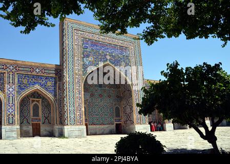 Usbekistan, Samarkand, Registan: Fassade und iwan auf der nordwestlichen Seite des Innenhofs von Tilya-Kori (vergoldet) Madrasa, erbaut von 1646-60 Stockfoto