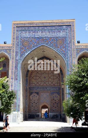 Usbekistan, Samarkand, Registan: Fassade und iwan auf der südöstlichen Seite des Innenhofs von Tilya-Kori (vergoldet) Madrasa, erbaut 1646-60. Stockfoto